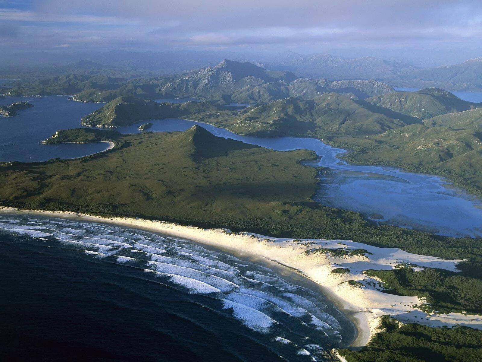 Остров на северо востоке австралии. Остров Тасмания Австралия. Материковые острова Тасмания. Остров Тасмания материк. Австралия Континент остров Тасмания.
