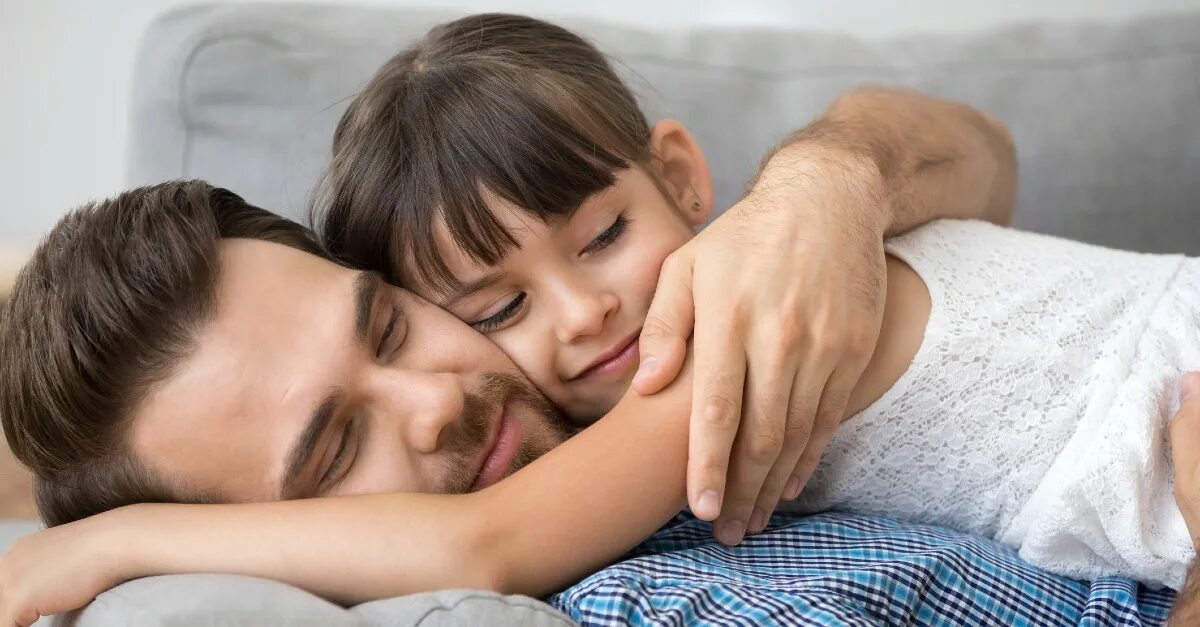 Ласки отца. Объятия детей и родителей. Отец укладывает ребенка. Папа укладывает дочку спать. Возбудила отца в фильмах.