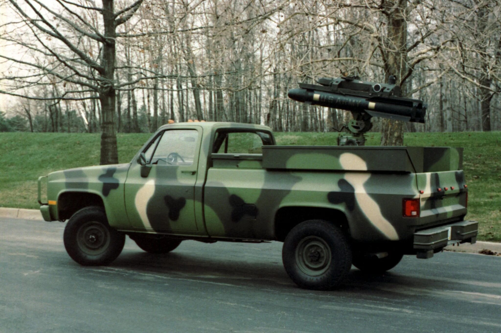 Пикап барс военный. Chevrolet m1008. Cucv m1008. Toyota Hilux 1995 с пулеметом. Toyota Hilux ПТРК.