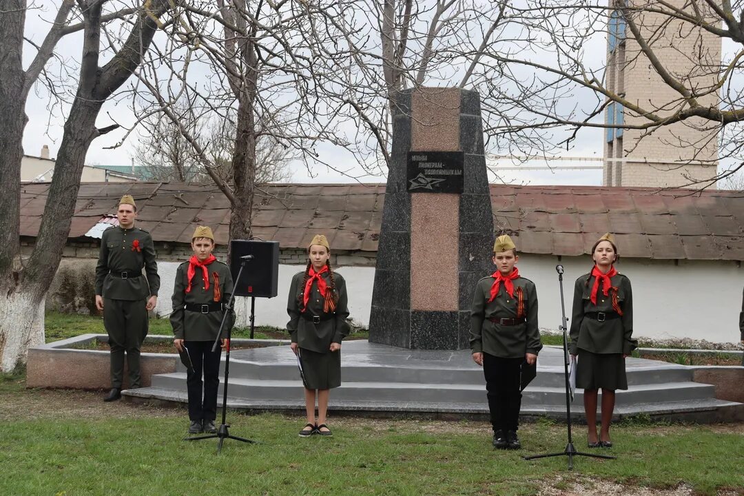 Поселок караул. Глава поселка караул ?. Вахта памяти Кировский район Крым. Почетный караул на вахта памяти. Память кировской области