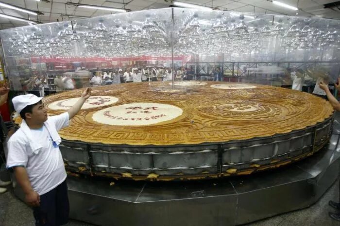 Самые дорогие рекорды. Самый огромный торт в мире рекорд Гиннесса. Гигантский торт. Рекорд Гиннеса самый большой торт. Самые большие торты в мире.