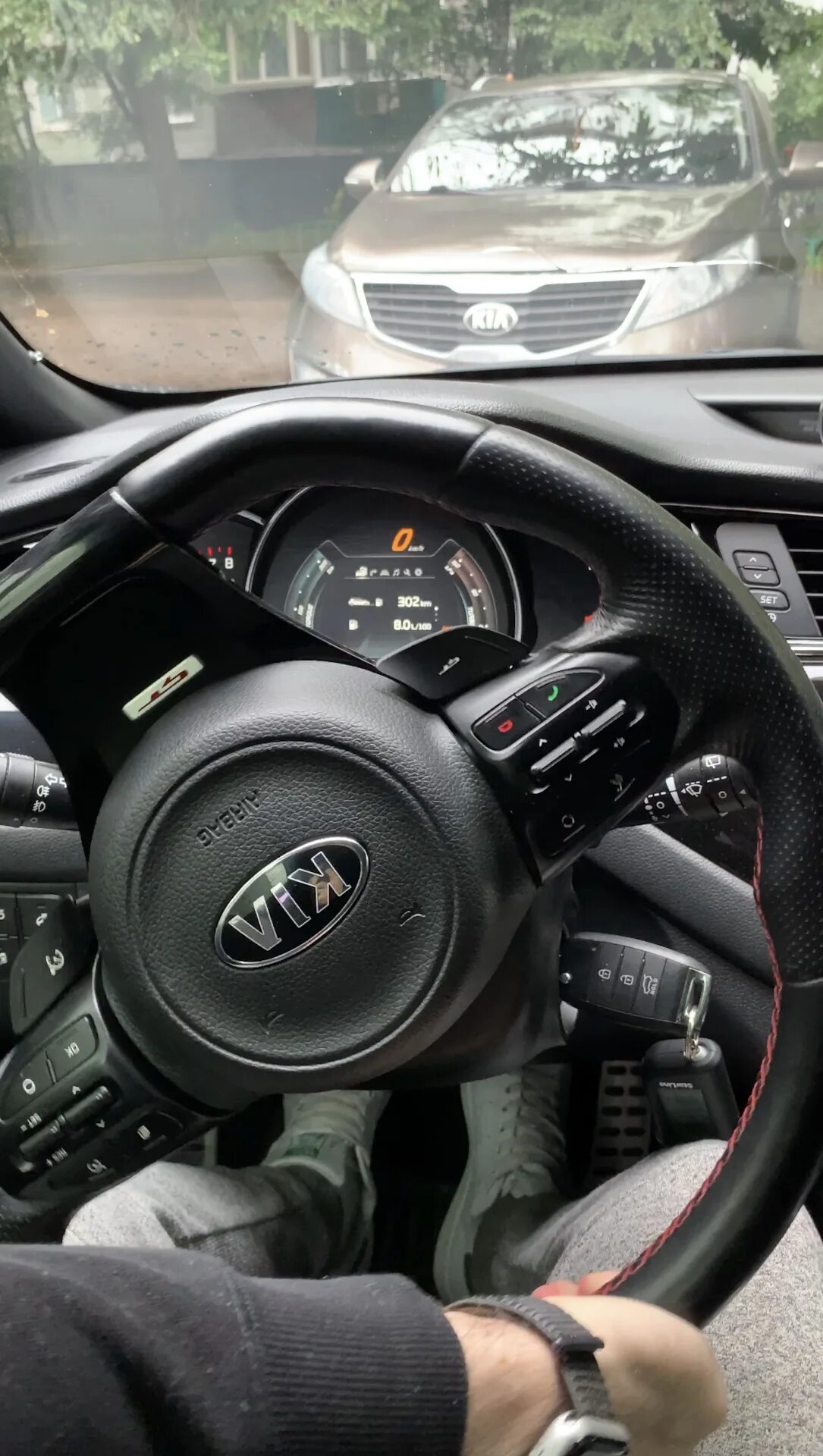Сколько оборотов руля в машине. Руль kia ceed gt. руль машины. вращение руля автомобиля. обороты на руле в автомобиле.