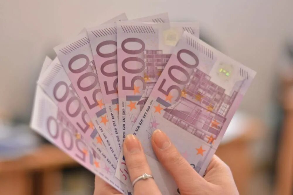 Тысяча евро в долларах. 1000 Евро. 1000 Евро фото. Деньги евро 1000. 5 Тысяч евро банкноты.