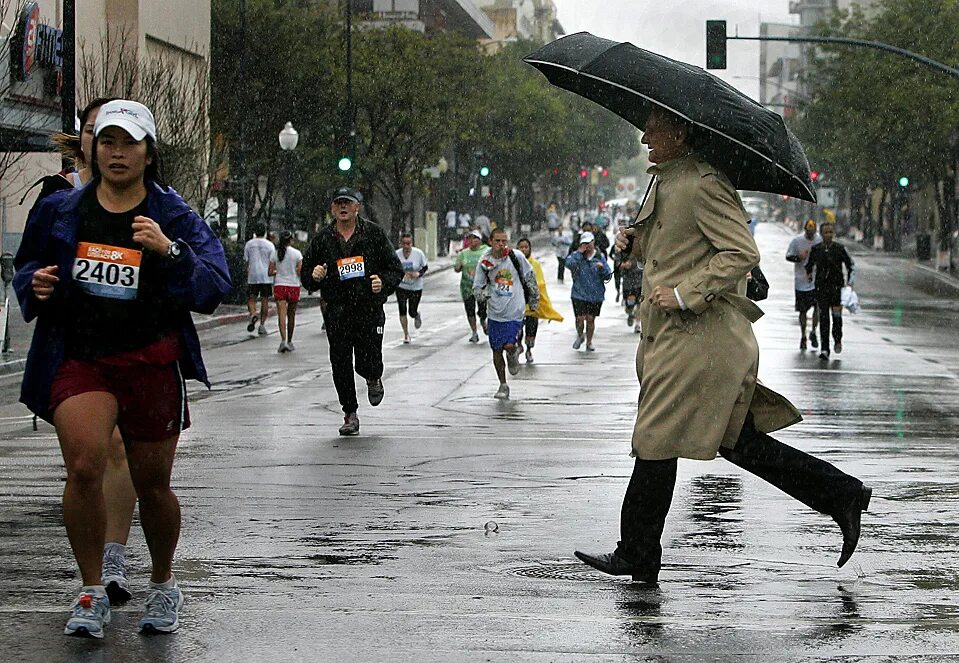 спешащие люди в городе. люди на улице. толпа спешащих людей. новосибирск население 2022. люди идут по городу.