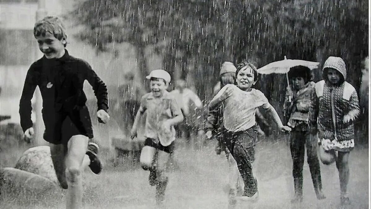 Советское детство. Советские дети бегут. Советские дети под дождём. Дети бегут под дождем.