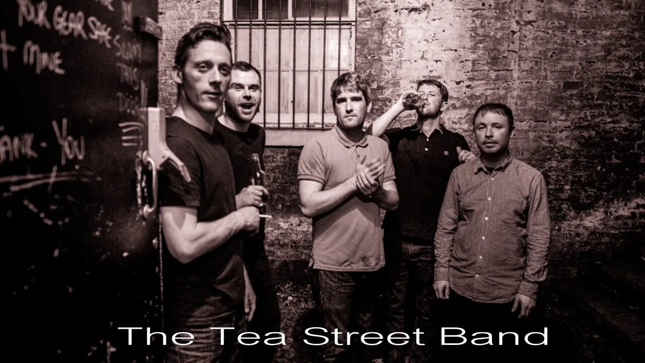 13 улица группа. Menahan Street Band. Группа Street Band. Фото the Eric Street Band.