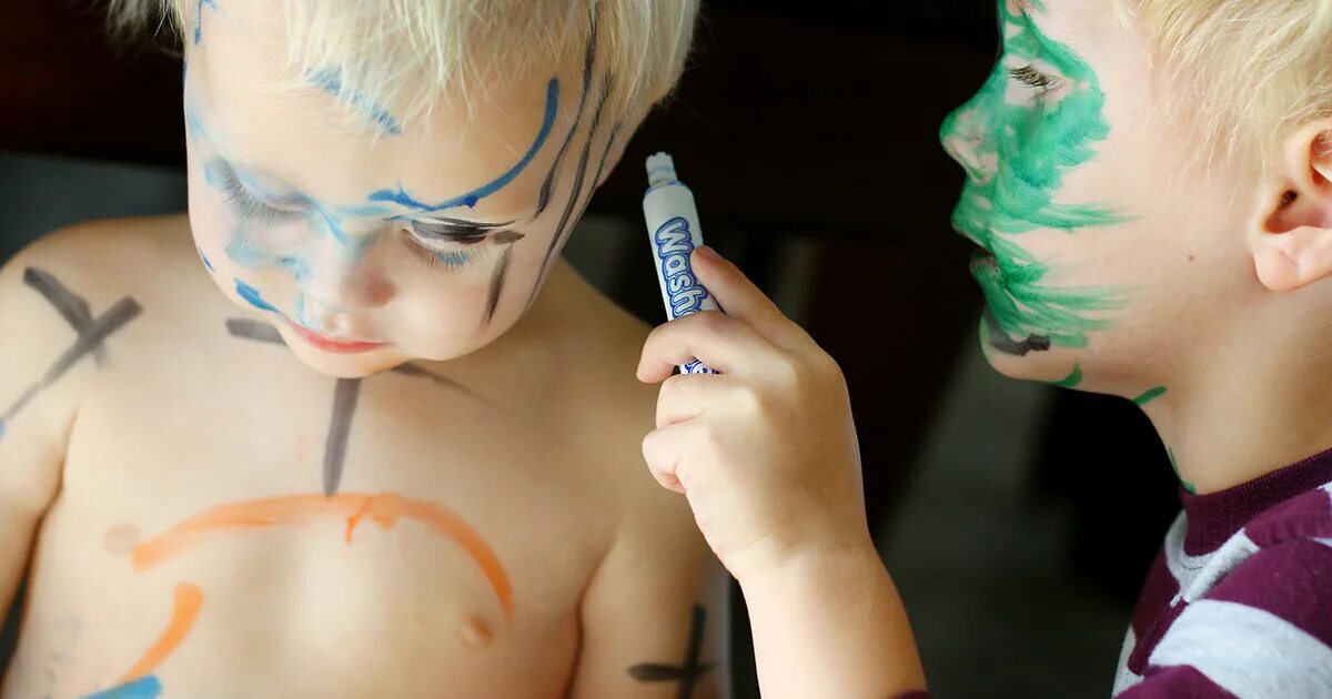 Ребенок изрисовал. Разрисованное лицо фломастером. Фломастер на теле. Дети разрисовали себя красками.