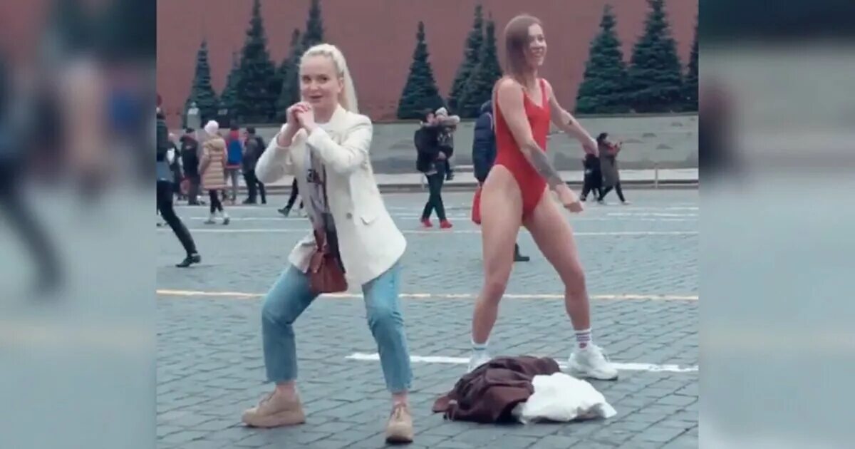 Пришла станцевала. Девочка танцует на красной площади. Пришла станцевала. Девушка тверкает. Тверк перед лицом.