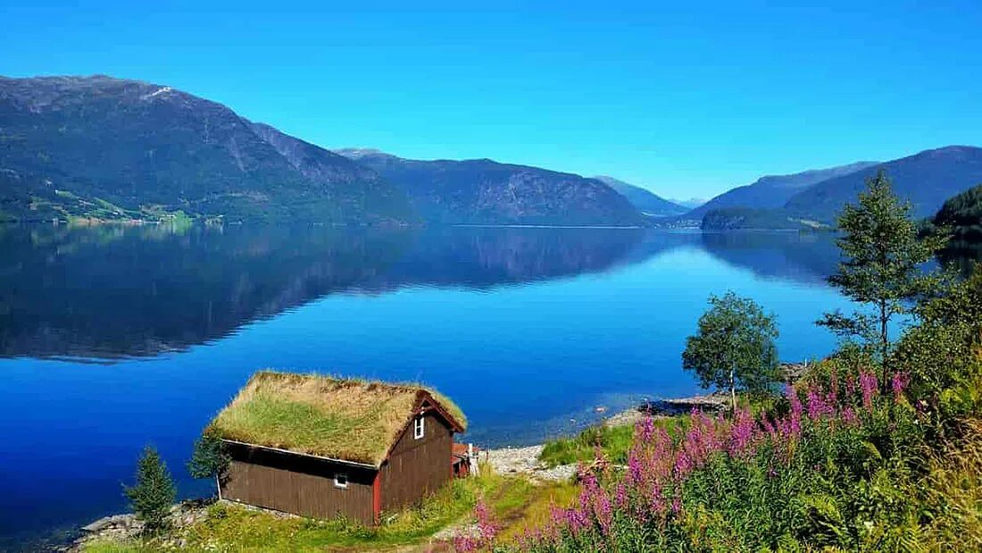 Глубокое озеро домики. Норвегия озеро Хорниндальсватнет. Самое глубокое озеро в Норвегии Хорниндальсватнет. Озеро МЬЁСА Норвегия. Озеро Фемунн в Норвегии.