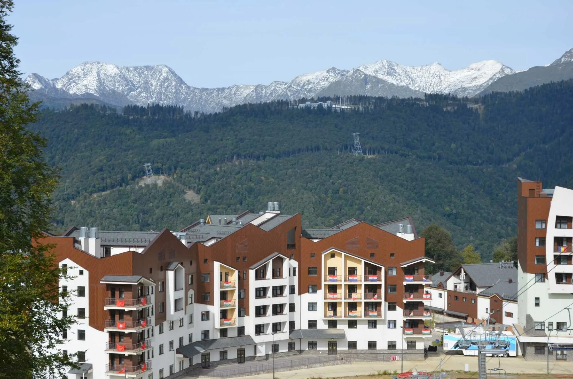 Шератон красная поляна сочи. Поселок эсто садок сочи. Красная поляна краснодарский край. Красная поляна сочи. Роза хутор поселок.