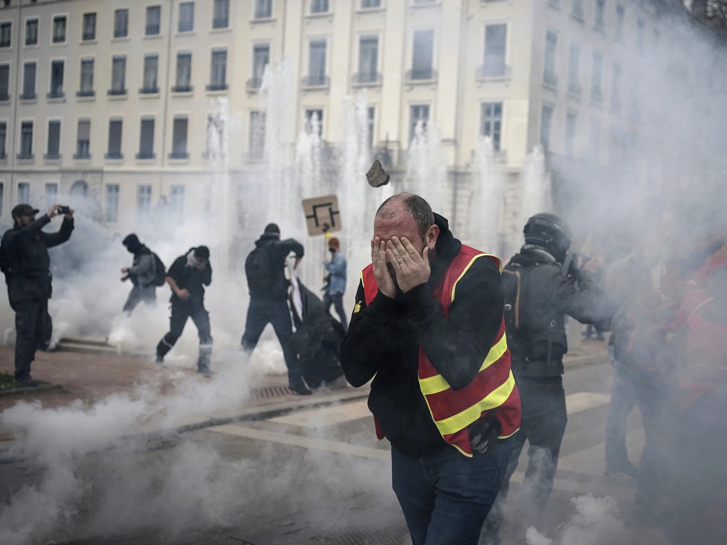 Французы сегодня. Митинги во Франции 2023. Массовые беспорядки во Франции.