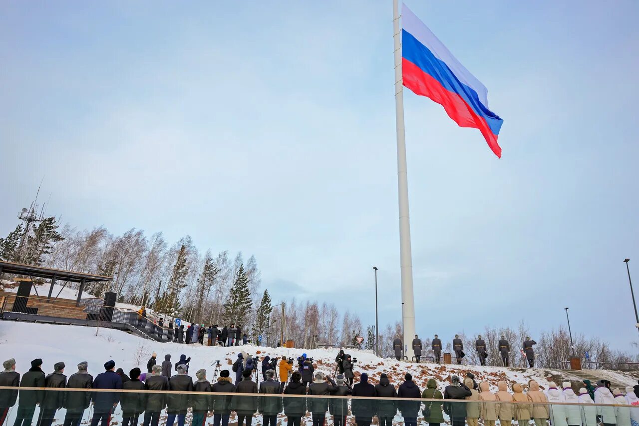 Флагшток в красноярске на николаевской сопке. Размер флага в красноярске. Флаг на сопке красноярск. Флагшток красноярск на сопке. Флаг на николаевской сопке красноярск.