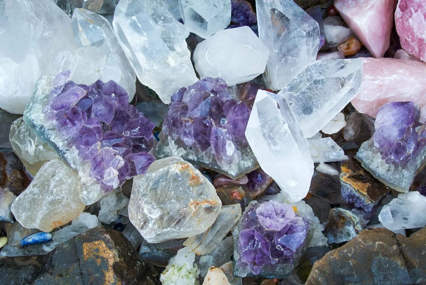 Песчаный минерал. Минеральное сырье. Минеральные полезные ископаемые. Минералы ресурсы. Уральские самоцветы природные камни.