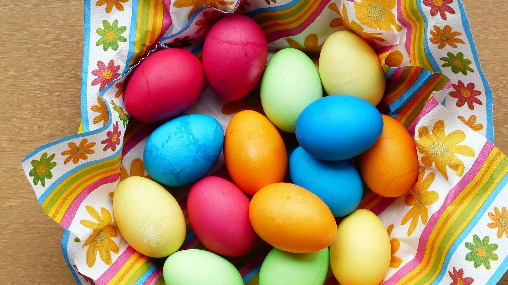 Какими цветами красить яйца. Крашеные яйца крашенки. Пасхальное яйцо. Крашеные яйца на Пасху. Разноцветные пасхальные яйца.