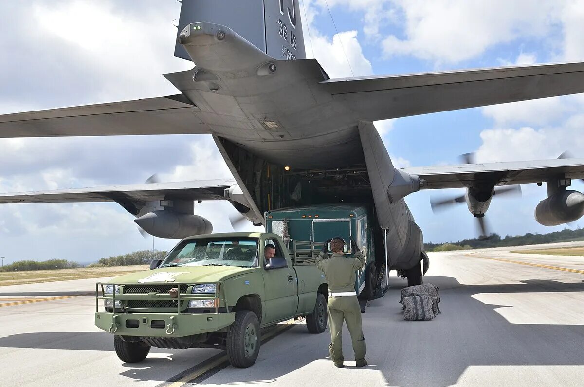 C 130h Hercules грузовая кабина. Авиабаза Йокота. C130 Truck. H-4 Hercules.