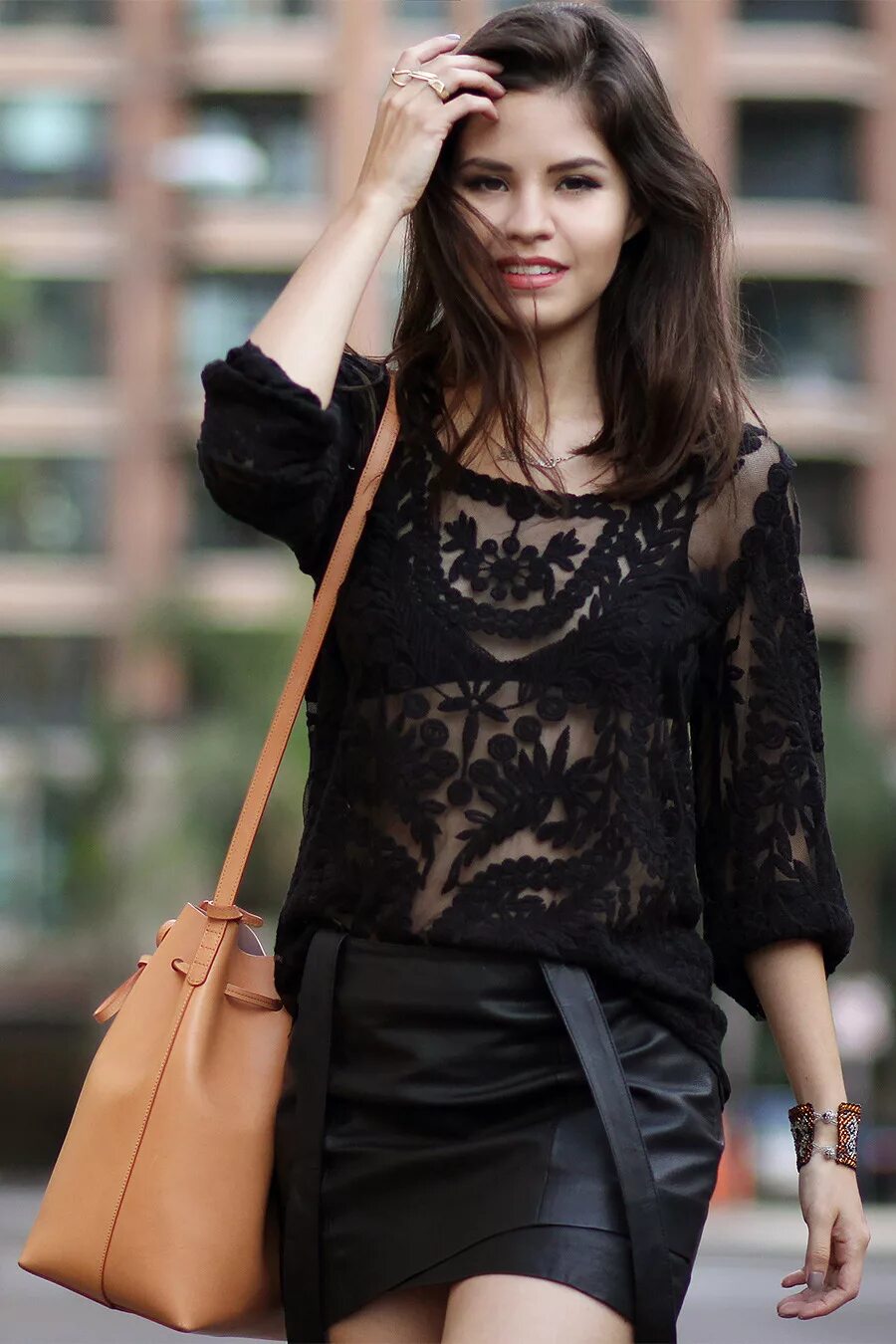 Черная блузка рубашка. С чем одеть черную блузку. Лук с черной блузкой. С чем одеть черную блузку. Черная блузка рубашка.