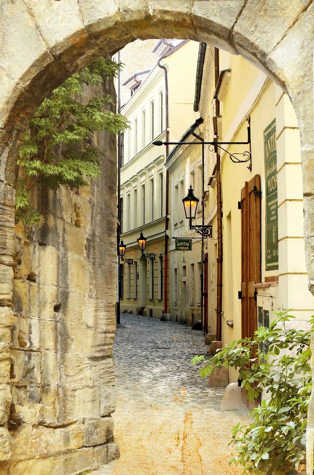 Granada испания улицы. вид старого города. старая улица. осуна испания улочки. пражский град с птичьего полёта.