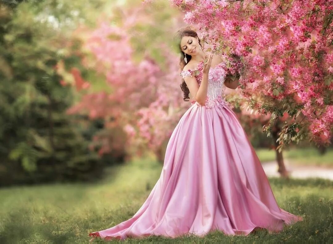 Платье цветущие сады. Фотосессия в цветущем саду. Девушка в саду. Фотосессия в цветущем саду в платье. Весенний сад, девушка в длинном платье.