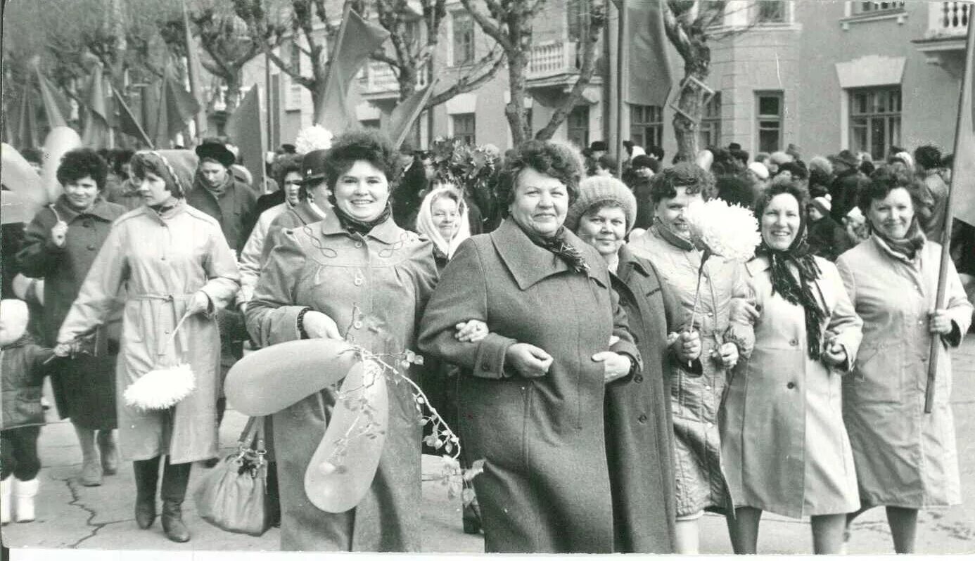 1 мая 70. Первомайская демонстрация в СССР. Демонстрация 1 мая. Первомайский праздник в 1980 году. 1 Мая 1970 года.