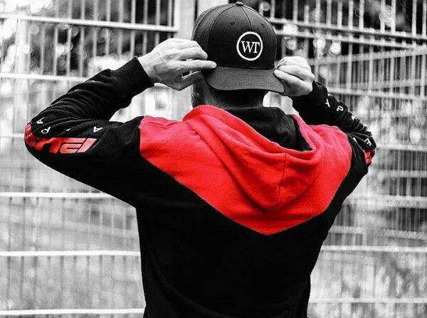 парень с битой. дэн хулиганс. уличная братва. сайт хулиган. парни в кепках адидас.