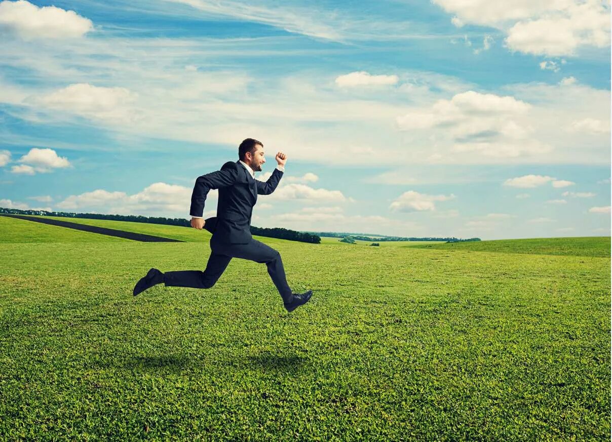 Бег с чемоданом. Мужчина убегает. Бегите на ристалище библия. Бегущий человек. Человек бежит от.