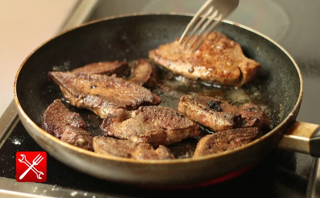 Пожарить печень на сковороде вкусно. Печень жареная на сковороде. Печень кусками жареная на сковороде. Печень говяжья жареная на сковороде. Свиная печенка жареная на сковороде.