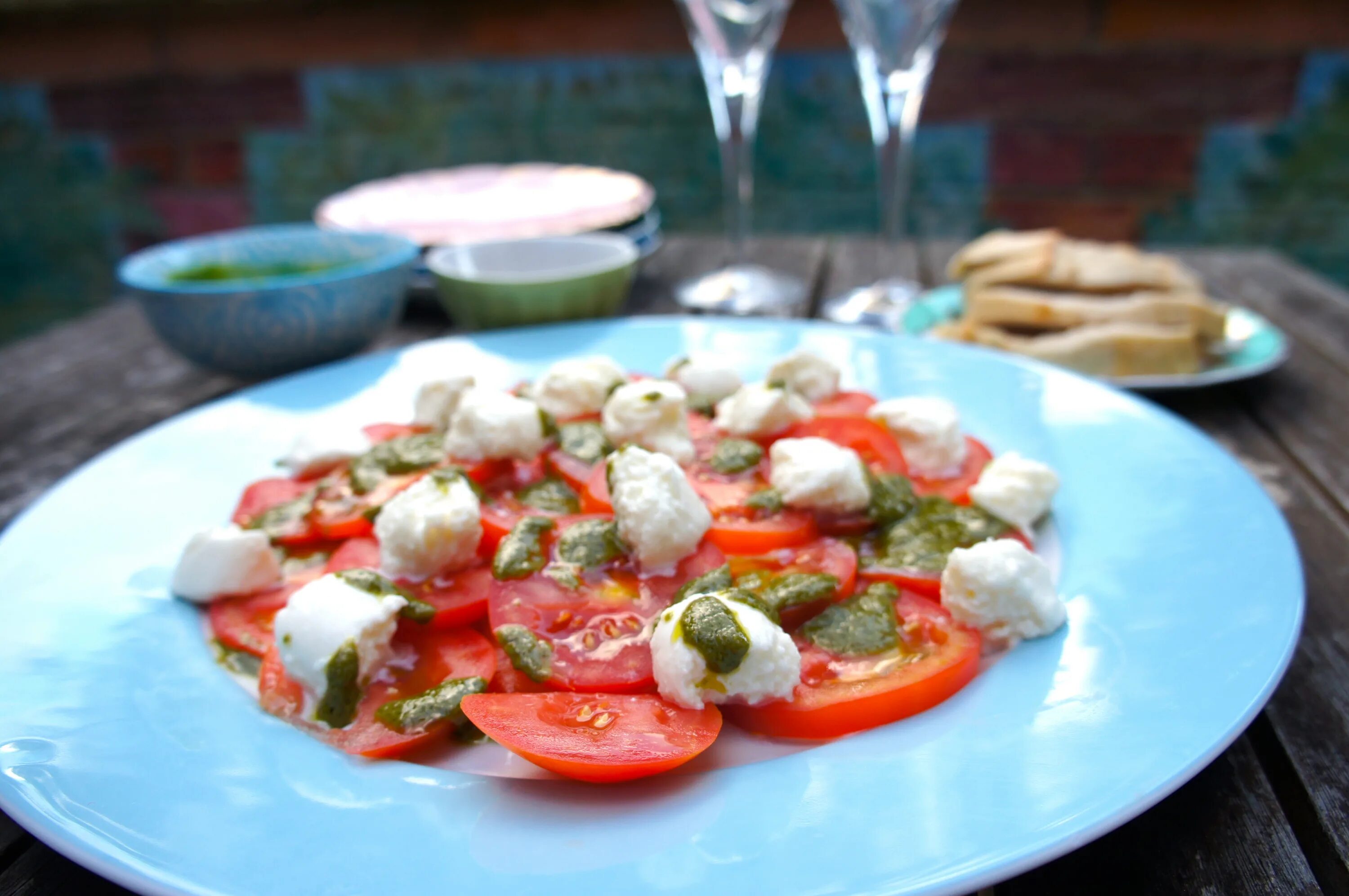 Капрезе с моцареллой и соусом песто. Салат помидоры моцарелла песто. Капрезе с черри. Салат капрезе с соусом песто. Салат соус песто моцарелла помидоры.