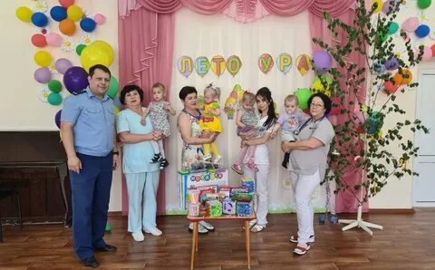Поздравили детей сотрудников