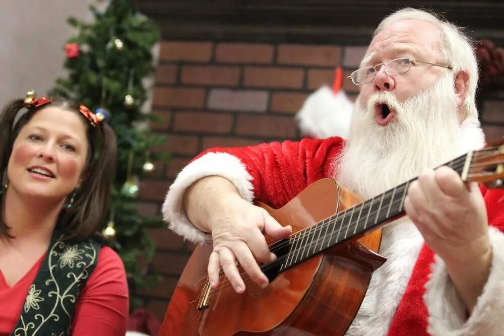 Поющий дед Мороз. Люди поют новый год. Поющий Санта. Дед Мороз с гитарой.