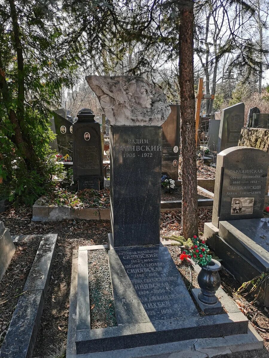 Донское кладбище могила салтычихи. Донское кладбище могилы знаменитостей. Познанский кладбище донское. Донское кладбище знаменитости. Могила жуковского николая егоровича.