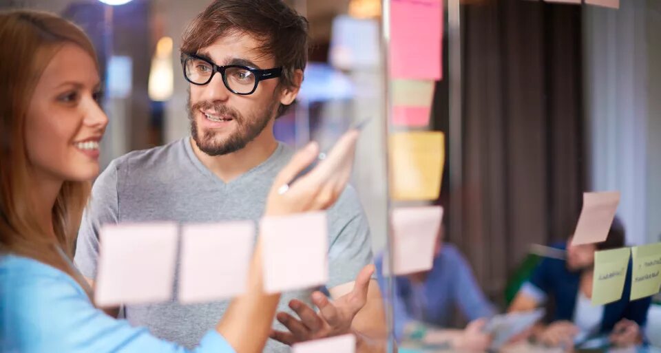 Screensheering картинка вектор. Teaching presenting with projector photo. Job-share. Помощник руководителя. Стажер картинка.