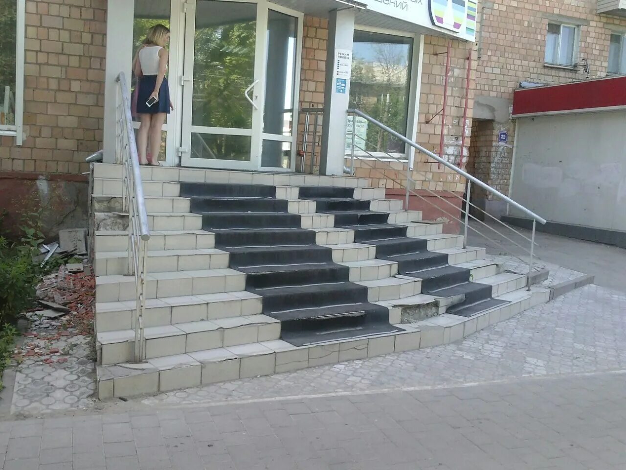 Бетонные ступеньки для крыльца. Крыльцо подъезда. Входная группа лестница. Входная группа ступени для магазина. Бетонные лестницы наружные.