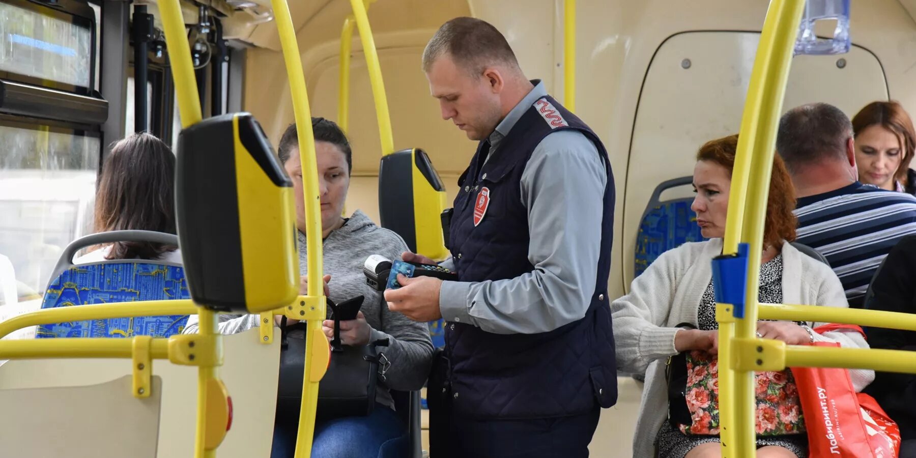 Контролеры ГКУ организатор перевозок Москва. Контролер общественного транспорта. Контролер в автобусе. Контроллер в автобусе.