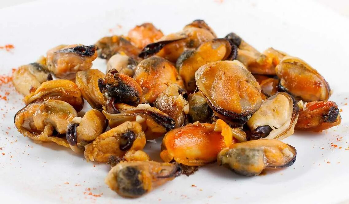 Блюда из мидий замороженных очищенных. Мидии с белым вином. Мидии в рассоле. Жареные мидии на сковороде. Мидии.