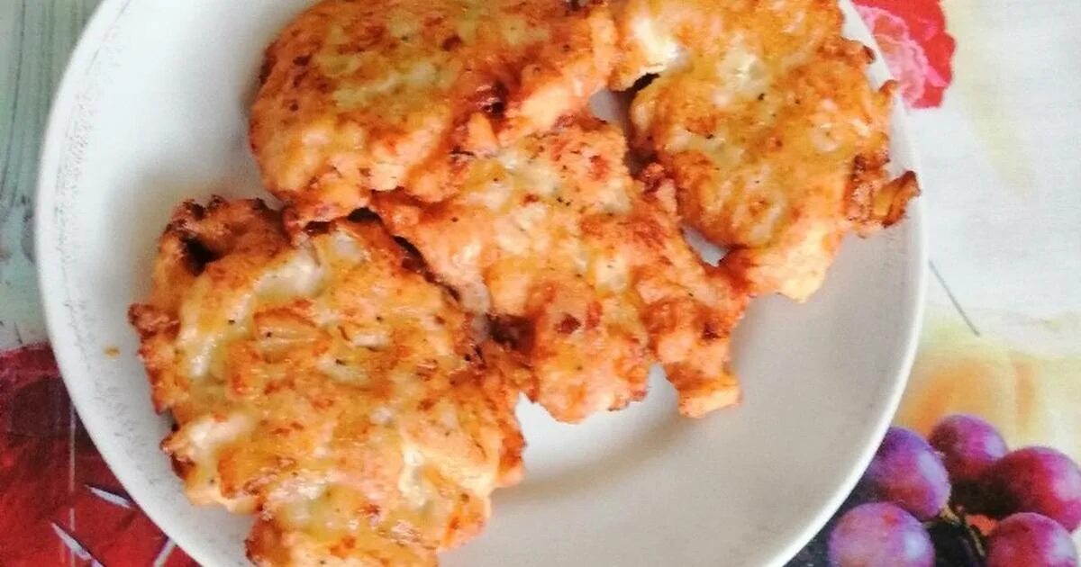 Куриная отбивная с пюре. Ленивые отбивные из куриного филе. Отбивные с вафлями. Отбивные из куриного филе на сковороде. Ленивые отбивные с луком.