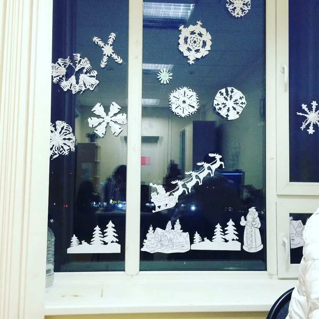 новогодние окна украшенные раскрашенные красками. новргоднме писункина окназ. как украсить окно красками. украшение окон красками. украшение окон к новому году красками.