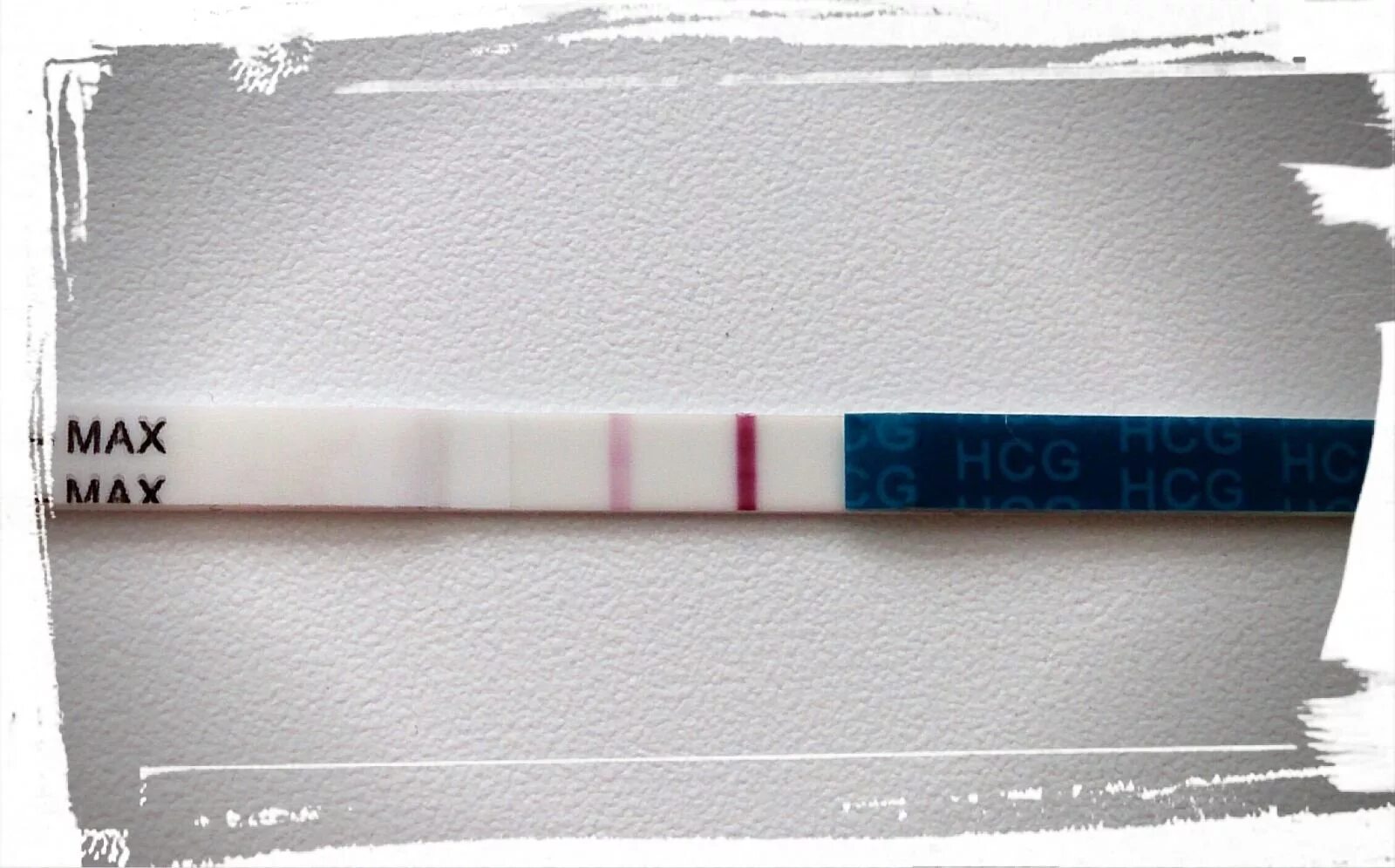 Картинки две полоски на тесте. Две полоски на тесте. Тест 2 полоски. Тест с двумя полосками. Полоски теста на беременность.