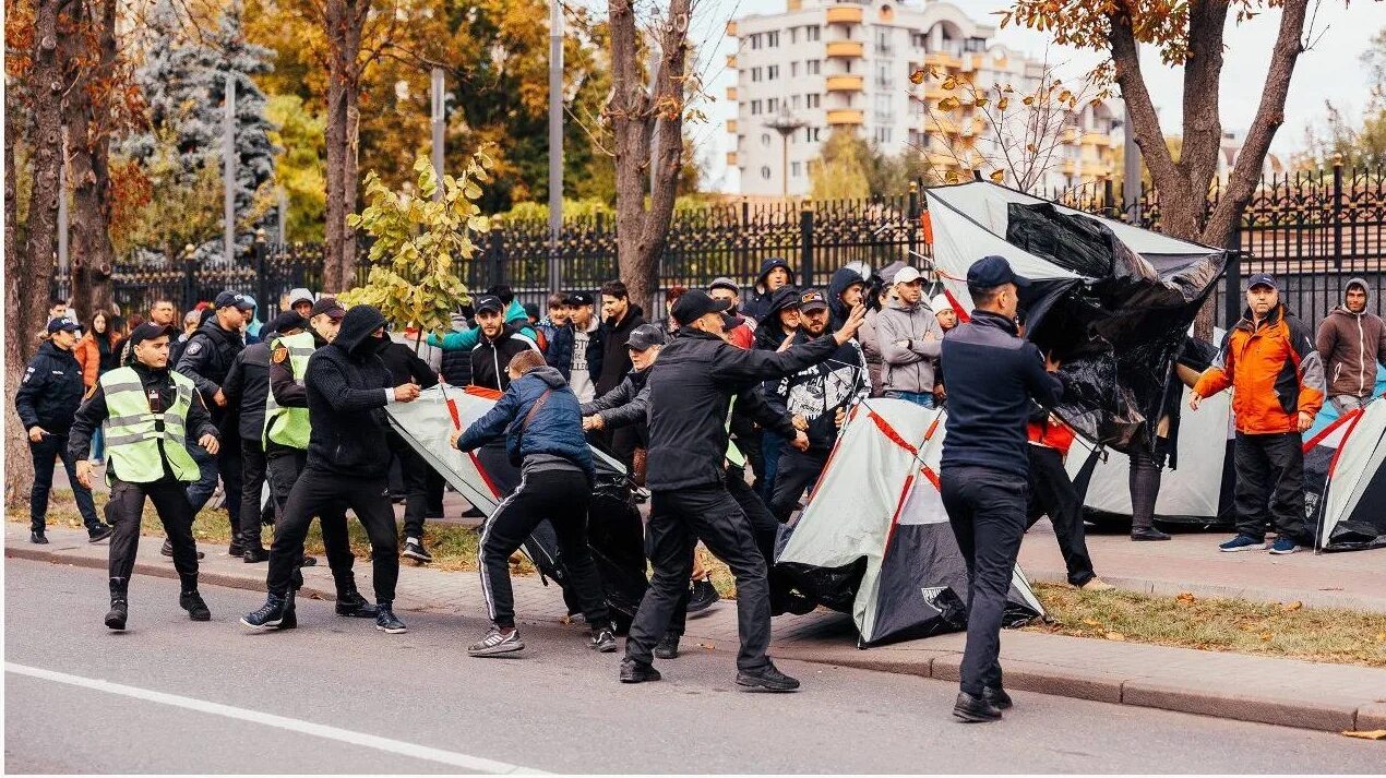 Новости молдовы сегодня за 24. Генеральный инспекторат полиции Кишинев. Протесты Кишинев полиция. Полиция задерживает протеста в Кишиневе. Милиция и полиция.
