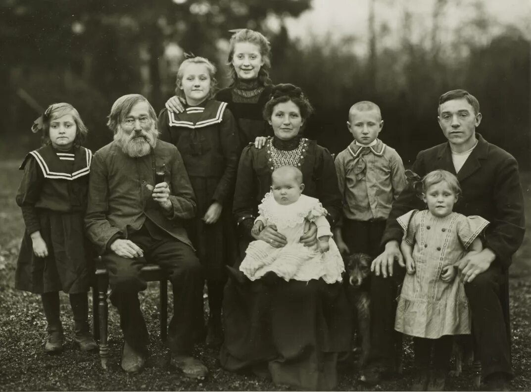 Старые ото. Старые семейные снимки. старинная семья. старинные фотографии семьи. старинные снимки людей.