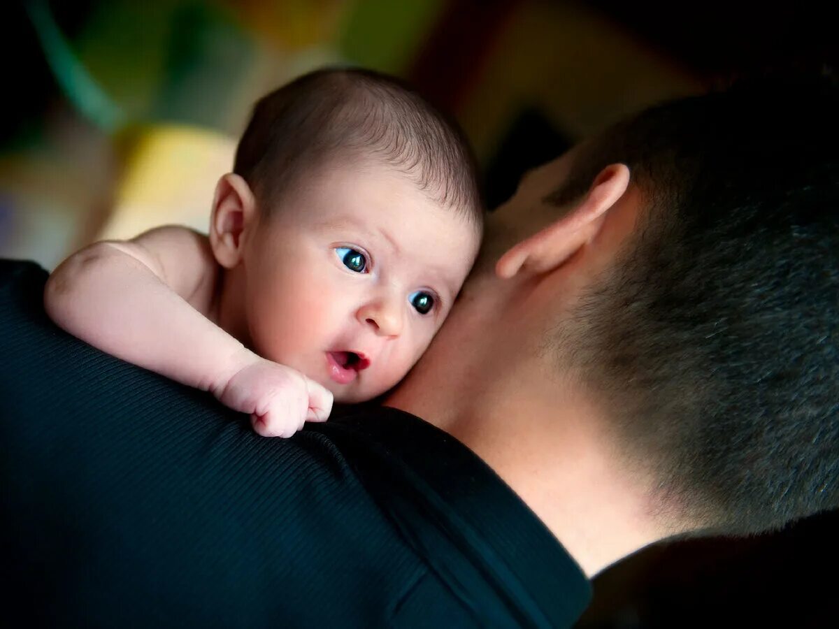 Daddy u. Ребенок. Мужчина с ребенком на руках. Парни с маленькими детьми. Папа с малышом на руках.