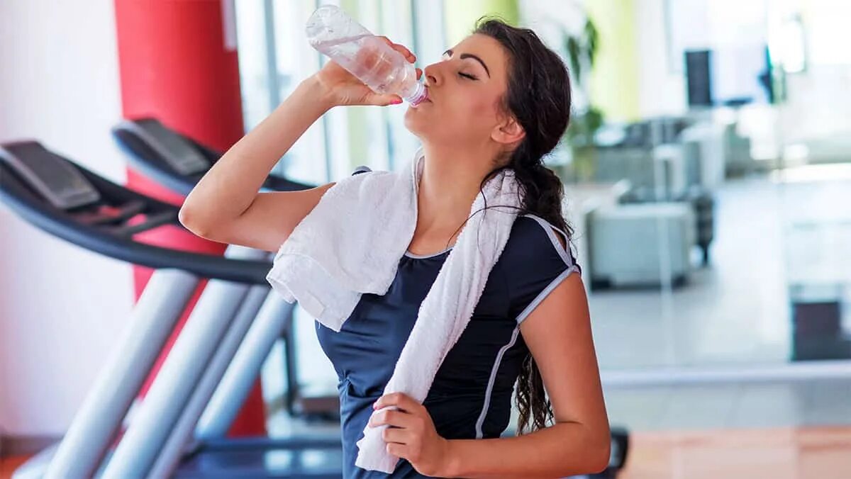 Пить воду на тренировке. Физические нагрузки. Физическое утомление. Утомление после физической нагрузки.
