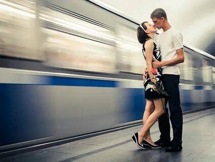Молодая пара в метро