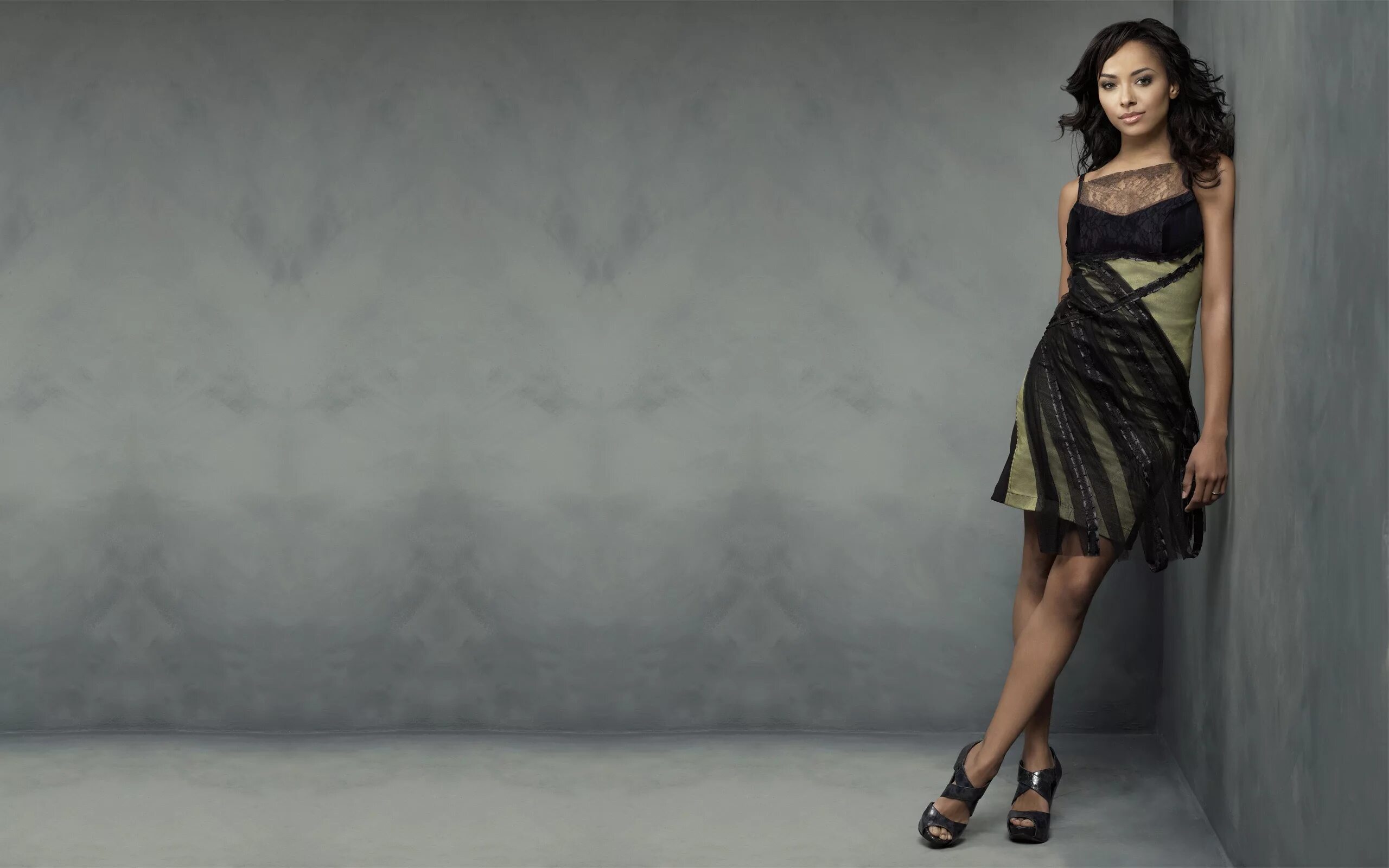 Brunettes dress. Kat Graham. Кэт Грэхэм 2023. Катерина Грэхэм платья. Кэт Грэхэм в платье.