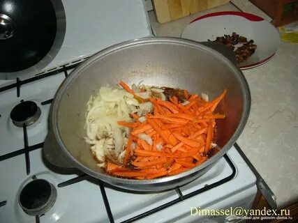 Мясо в казане с луком морковью