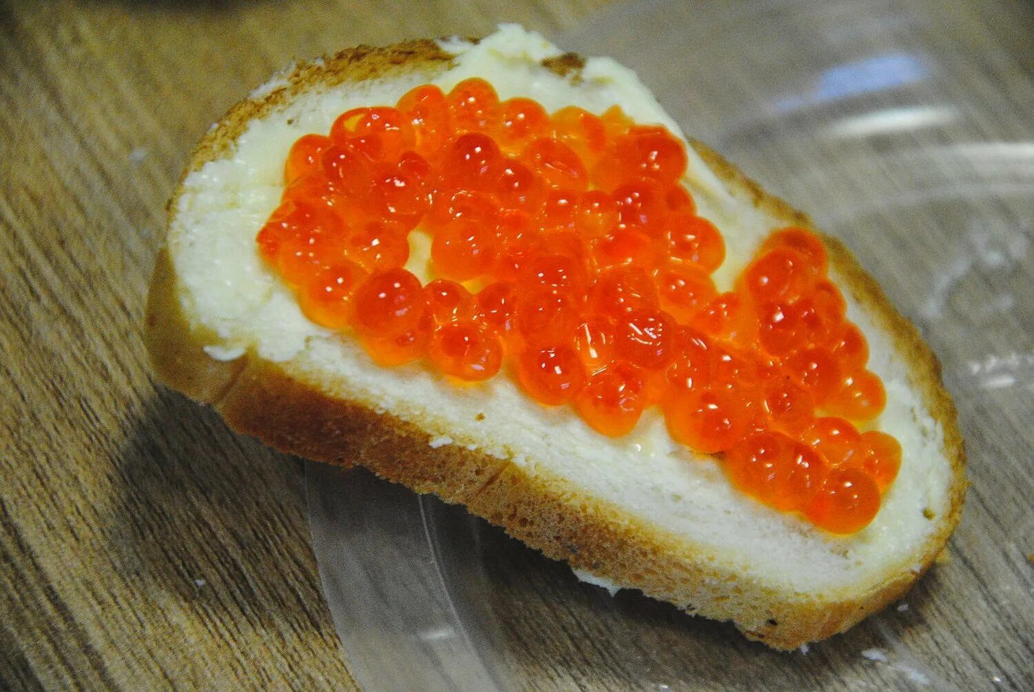 Как вкусно сделать бутерброды с икрой. Бутер с красной икрой. бутерброды с лососевой икрой. батон с икрой. торт бутерброд с красной икрой.