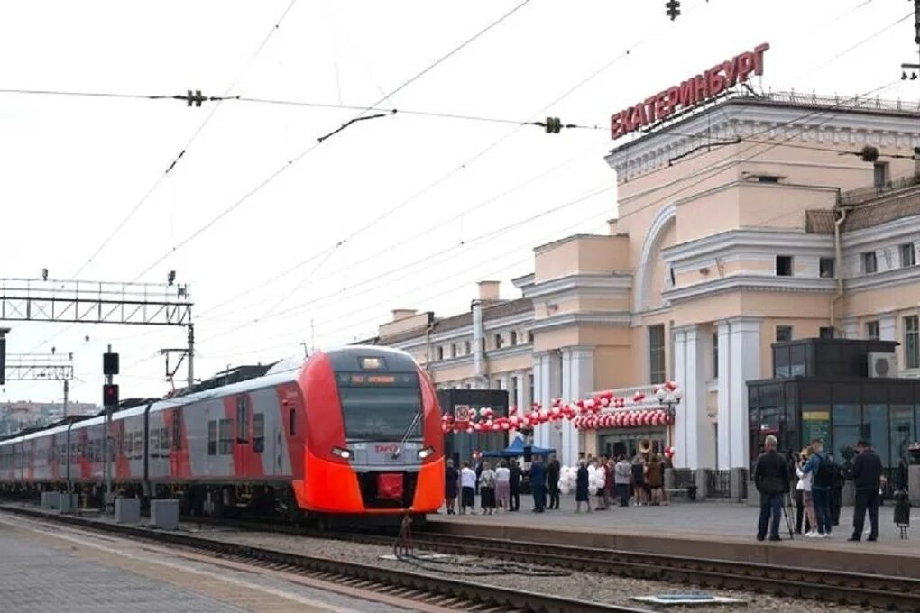 Ржд екатеринбург электрички. Электричка Ласточка Екатеринбург. Ласточка Качканар Екатеринбург. РЖД Ласточка Качканар. Качканар Ласточка поезд.