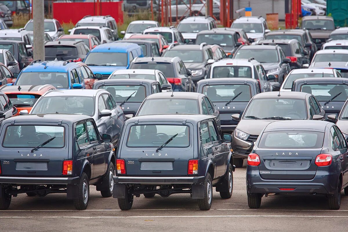 Куплю автомобиль в россии. Машины России. АВТОВАЗ машины. Дефицит новых автомобилей. Автомобиль РФ.