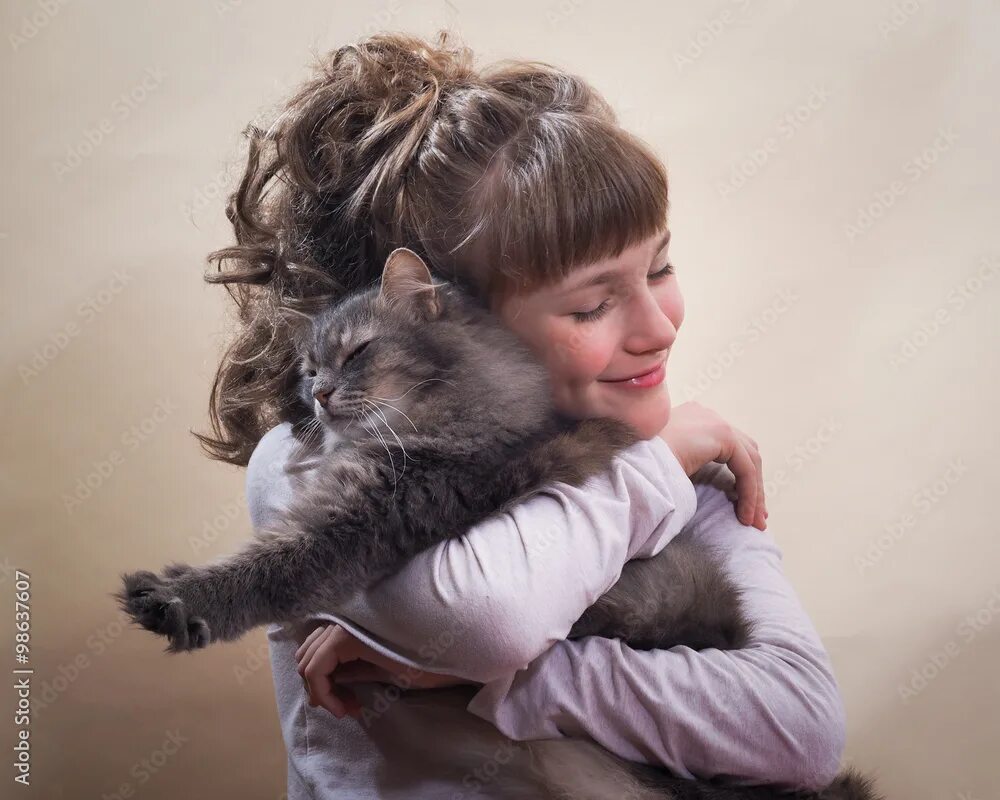 Кот не любит детей. Девочка с котом на руках. Девушка обнимает кошку. Девочка обнимает кота. Кошка обнимает человека.