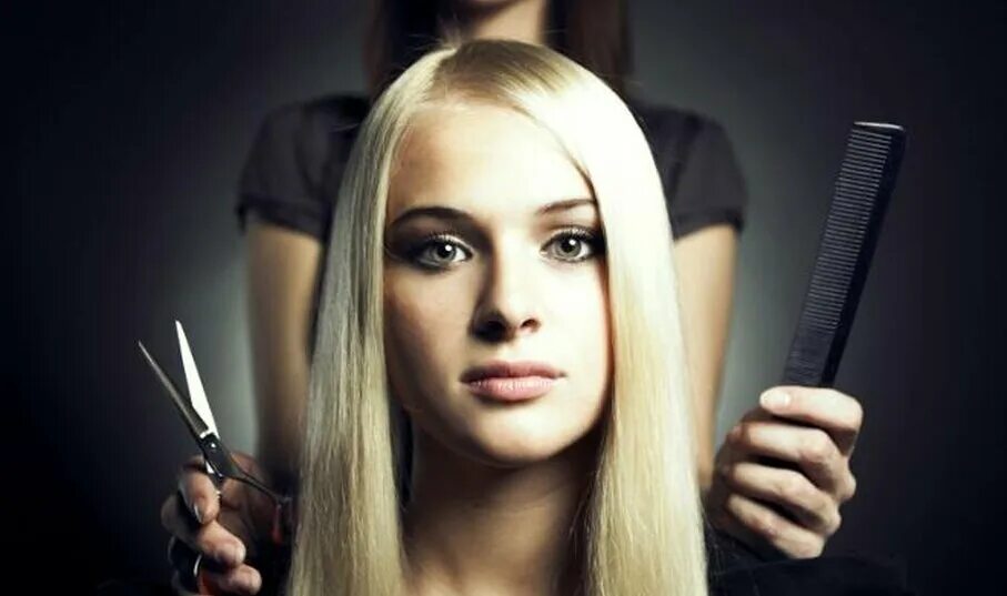 современные парикмахеры. фотография человека в парикмахерской. красивые волосы. девушка парикмахер. парикмахер отказал.