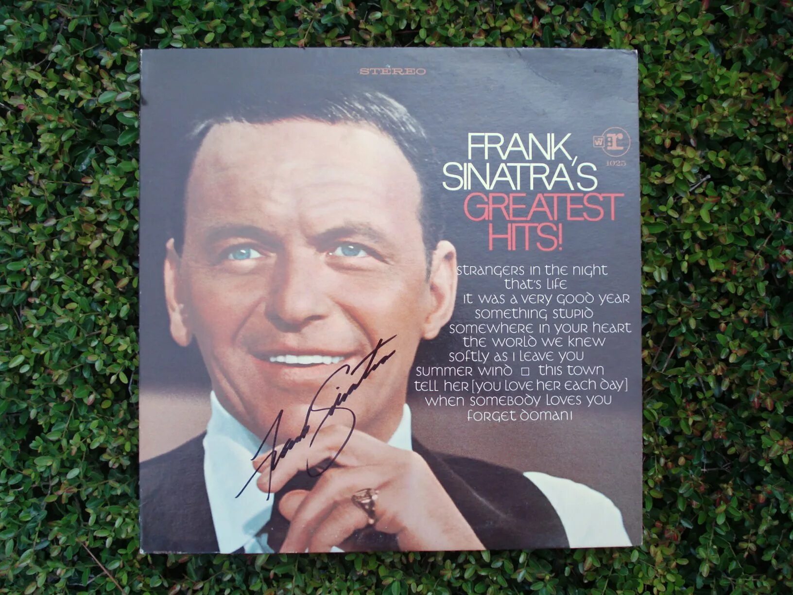 Frank sinatra the world we. Фрэнк Синатра автограф. Пластинка Frank Sinatra. Виниловая пластинка Frank Sinatra. Frank Sinatra Greatest Hits пластинка.